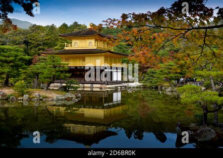 Kinkaku-ji - il Padiglione d'Oro a Kyōto Foto Stock