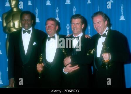 Los Angeles, California, USA 25 marzo 1996 (L-R) attore/presentatore Sidney Poitier, produttore Alan Ladd Jr., direttore Mel Gibson e produttore Bruce Davey pongono con Oscar come miglior regista e miglior immagine per "Braveheart" al 68th Annual Academy Awards al Dorothy Chandler Pavilioin il 25 marzo 1996 a Los Angeles, California, Stati Uniti. Foto di Barry King/Alamy Stock foto Foto Stock