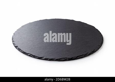 Scatto angolato di una piastra di pietra nera posizionata su un sfondo bianco Foto Stock