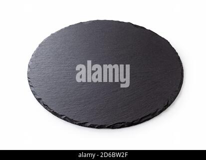 Scatto angolato di una piastra di pietra nera posizionata su un sfondo bianco Foto Stock