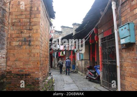 Jingdezheng, Jingdezheng, Cina. 16 Ott 2020. JiangxiÃ¯Â¼Å'CHINA-A visita turistica un antico tempio al tempio Sanlv a Jingdezhen, Provincia Jiangxi della Cina orientale, 7 ottobre 2020.Sanlv Ancient Street si trova vicino al fiume Changjiang, nella parte nord-occidentale della città di jingdezhen, provincia di Jiangxi. Si compone di Ming Street, Qing Street e antico molo. La Ming Street è lunga 84.7 metri e la Qing Street è lunga 231 metri. E' l'ultima strada antica ben conservata di Jingdezhen e l'ultima reliquia storica e culturale della millenaria capitale della porcellana. (Immagine di credito: © SIPA Asi Foto Stock