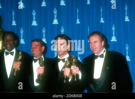 Los Angeles, California, USA 25 marzo 1996 (L-R) attore/presentatore Sidney Poitier, produttore Alan Ladd Jr., direttore Mel Gibson e produttore Bruce Davey pongono con Oscar come miglior regista e miglior immagine per "Braveheart" al 68th Annual Academy Awards al Dorothy Chandler Pavilioin il 25 marzo 1996 a Los Angeles, California, Stati Uniti. Foto di Barry King/Alamy Stock foto Foto Stock