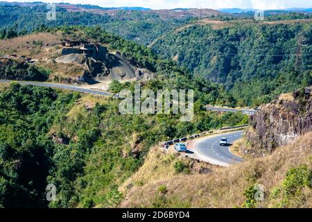 Strada curvilinea sulle montagne di Cherrapunjee. Strada da Shillong a Cherrapunjee a Meghalaya, India nord-orientale. Foto Stock