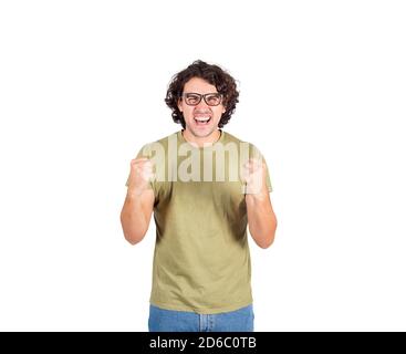 Giovane uomo soddisfatto, capelli lunghi ricci, celebra il successo appassionato. Guy, indossa occhiali, mantiene i pugni stretti, urlando, isolato su bianco backgro Foto Stock