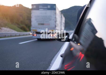 Emergenza dell'auto o guasto su strada, in attesa di aiuto, auto ferma durante la guida in autostrada. Foto Stock