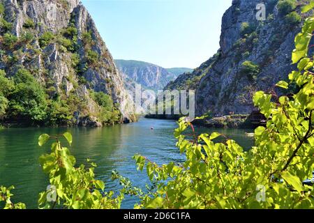 Fiume panoramico e Canyon in Macedonia. Matka River e Matka Canyon con acqua verde e ambiente, enormi montagne. Foto Stock