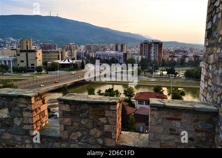 Skopje vista città dal castello ottomano. Edifici Skopje nel centro della città E enorme croce in Vodno montagna Foto Stock