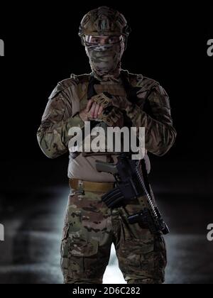 soldato con armi e equipaggiamento militare completo e equipaggiamento da combattimento in missione notturna Foto Stock