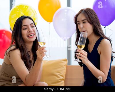 Giovani donne asiatiche che bevono vino alla festa di Capodanno Foto Stock