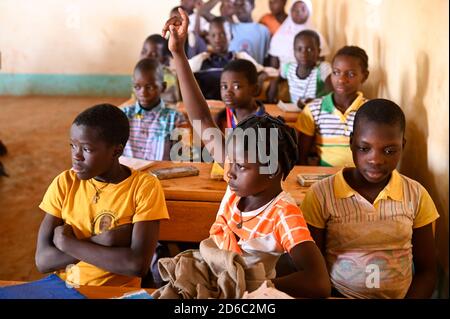 BURKINA FASO, Kaya, bambini di sfollati interni dell'IDP, rifugiati interni, in una scuola cattolica dopo un attacco terroristico nel loro villaggio di Dablo / BURKINA FASO, Kaya, Schule der Diozöse Kaya fuer Kinder von IDP Fluechtlingen aus von Islamisten attackierten Doerfern wie Dablo Foto Stock