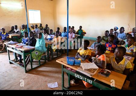 BURKINA FASO, Kaya, bambini di sfollati interni dell'IDP, rifugiati interni, in una scuola cattolica dopo un attacco terroristico nel loro villaggio di Dablo / BURKINA FASO, Kaya, Schule der Diozöse Kaya fuer Kinder von IDP Fluechtlingen aus von Islamisten attackierten Doerfern wie Dablo Foto Stock