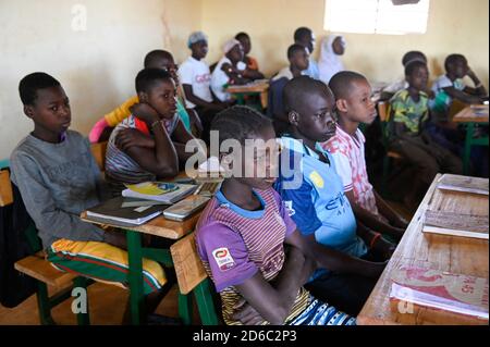 BURKINA FASO, Kaya, bambini di sfollati interni dell'IDP, rifugiati interni, in una scuola cattolica dopo un attacco terroristico nel loro villaggio di Dablo / BURKINA FASO, Kaya, Schule der Diozöse Kaya fuer Kinder von IDP Fluechtlingen aus von Islamisten attackierten Doerfern wie Dablo Foto Stock