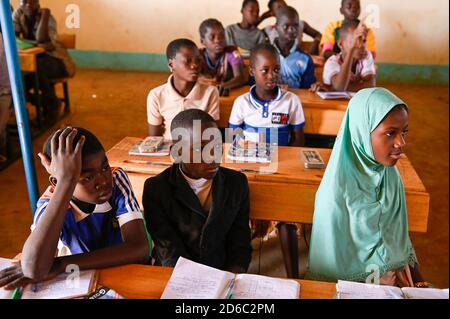 BURKINA FASO, Kaya, bambini di sfollati interni dell'IDP, rifugiati interni, in una scuola cattolica dopo un attacco terroristico nel loro villaggio di Dablo / BURKINA FASO, Kaya, Schule der Diozöse Kaya fuer Kinder von IDP Fluechtlingen aus von Islamisten attackierten Doerfern wie Dablo Foto Stock