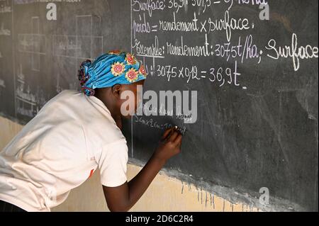 BURKINA FASO, Kaya, bambini di sfollati interni dell'IDP, rifugiati interni, in una scuola cattolica dopo un attacco terroristico nel loro villaggio di Dablo / BURKINA FASO, Kaya, Schule der Diozöse Kaya fuer Kinder von IDP Fluechtlingen aus von Islamisten attackierten Doerfern wie Dablo Foto Stock