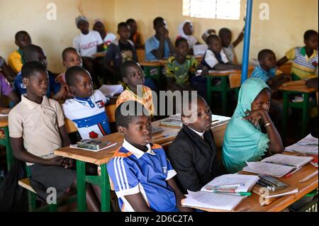 BURKINA FASO, Kaya, bambini di sfollati interni dell'IDP, rifugiati interni, in una scuola cattolica dopo un attacco terroristico nel loro villaggio di Dablo / BURKINA FASO, Kaya, Schule der Diozöse Kaya fuer Kinder von IDP Fluechtlingen aus von Islamisten attackierten Doerfern wie Dablo Foto Stock