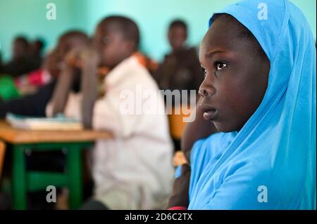 BURKINA FASO, Kaya, bambini di sfollati interni dell'IDP, rifugiati interni, in una scuola cattolica dopo un attacco terroristico nel loro villaggio di Dablo / BURKINA FASO, Kaya, Schule der Diozöse Kaya fuer Kinder von IDP Fluechtlingen aus von Islamisten attackierten Doerfern wie Dablo Foto Stock