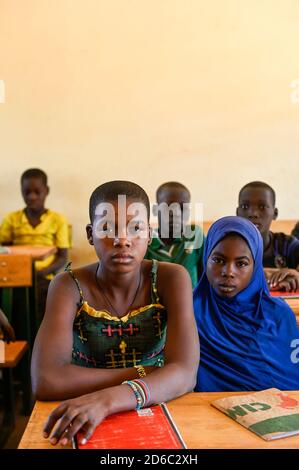 BURKINA FASO, Kaya, bambini di sfollati interni dell'IDP, rifugiati interni, in una scuola cattolica dopo un attacco terroristico nel loro villaggio di Dablo / BURKINA FASO, Kaya, Schule der Diozöse Kaya fuer Kinder von IDP Fluechtlingen aus von Islamisten attackierten Doerfern wie Dablo, christliches und mushauf maudemedungemesbank Foto Stock