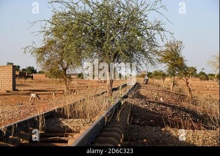 BURKINA FASO, Kaya, linea ferroviaria abbandonata per le miniere di minerale di manganese a Tambao, costruita durante il tempo di Thomas Sankara / BURKINA FASO, Kaya, von Sankara gebaute Eisenbahnlinie zu den Mangan Lagerstätten a Tambao, Eisenbahnstrecke schon seit Jahren ausser Betrieb, Symbol für verfehlunghelungsplukjewestrkjeweskjewelungspenshilungsplukjewicklung Foto Stock