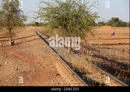 BURKINA FASO, Kaya, linea ferroviaria abbandonata per le miniere di minerale di manganese a Tambao, costruita durante il tempo di Thomas Sankara / BURKINA FASO, Kaya, von Sankara gebaute Eisenbahnlinie zu den Mangan Lagerstätten a Tambao, Eisenbahnstrecke schon seit Jahren ausser Betrieb, Symbol für verfehlunghelungsplukjewestrkjeweskjewelungspenshilungsplukjewicklung Foto Stock