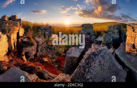 Splendida vista panoramica sulle montagne. Le colline illuminano la luce del sole. Foto Stock