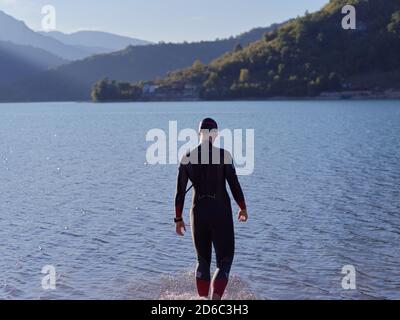 autentico ritratto del nuotatore triatleta che indossa una muta per l'allenamento mattutino Foto Stock