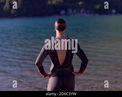 autentico ritratto del nuotatore triatleta che indossa una muta per l'allenamento mattutino Foto Stock