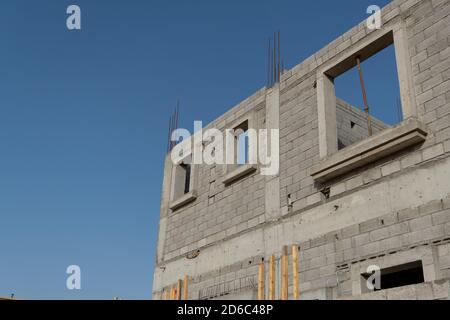 Cantiere negli Emirati Arabi Uniti o concetto simile con conchiglia in cemento di mattoni che guarda al cielo blu e spazio di copia. Conc. Industriale Foto Stock