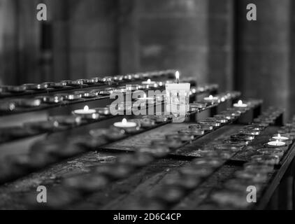 Immagine in bianco e nero di candela che brucia. Foto Stock