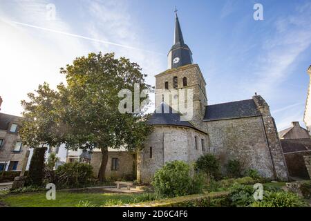 Locmariaquer (Bretagna, Francia nord-occidentale). 2020/02/14. La Chiesa di Notre-Dame de Kerdro completato nel XVIII secolo e registrato come a. Foto Stock