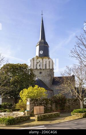 Locmariaquer (Bretagna, Francia nord-occidentale). 2020/02/14. La Chiesa di Notre-Dame de Kerdro completato nel XVIII secolo e registrato come a. Foto Stock