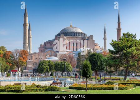 Hagia Sophia nella soleggiata giornata autunnale dal Parco Sultanahmet a Istanbul, Turchia Foto Stock