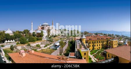 Vista panoramica della città vecchia di Istanbul con Hagia Sophia Foto Stock