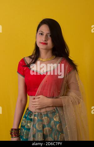 Giovane modello femminile indiano in Ghagra Choli, gonna pieghettata e si indossa con una blusa lunga o corta cucita e montata, i choli Foto Stock