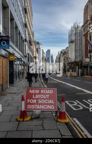 Fleet Street, desolato durante un periodo di pranzo, mentre i lavoratori rimangono lontani a causa della crisi del coronavirus e i dipendenti lavorano a distanza da casa, Londra, Regno Unito Foto Stock