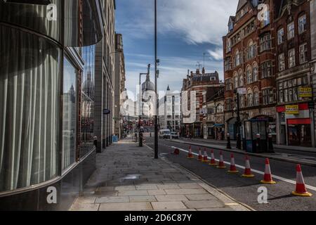 Fleet Street, desolato durante un periodo di pranzo, mentre i lavoratori rimangono lontani a causa della crisi del coronavirus e i dipendenti lavorano a distanza da casa, Londra, Regno Unito Foto Stock