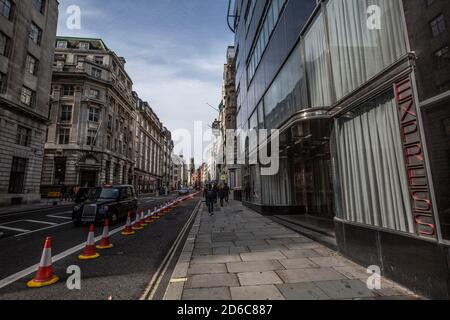 Fleet Street, desolato durante un periodo di pranzo, mentre i lavoratori rimangono lontani a causa della crisi del coronavirus e i dipendenti lavorano a distanza da casa, Londra, Regno Unito Foto Stock