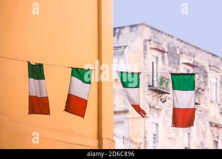 La bandiera d'Italia (in italiano: Bandiera d'Italia), spesso indicata in italiano come il Tricolore. Foto Stock