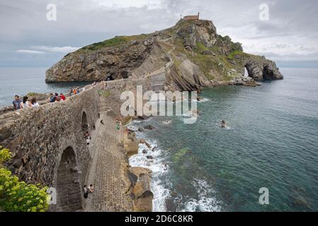 BERMEO, SPAGNA – 18 AGOSTO 2017: Viste di Gaztelugatxe, un famoso isolotto sulla costa nel comune di Bermeo Foto Stock