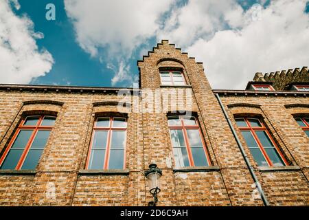 Dettagli di facciate vecchie case in mattoni. Bruges, Belgio Foto Stock
