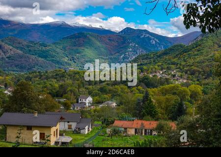 Il villaggio di Rabat les Tres Seigneurs, Ariege, Pirenei francesi, Francia, Pirenei montagne in autunno Foto Stock