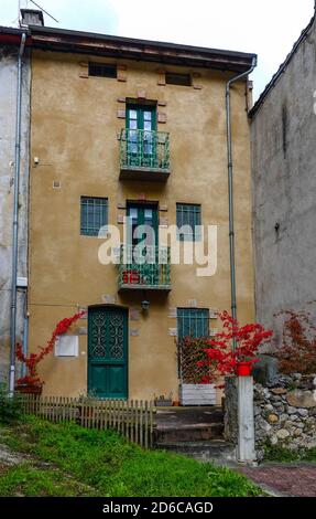 Alta sottile vecchia casa nel villaggio di Rabat les Tres Seigneurs, Ariege, Pirenei francesi, Francia, Pirenei montagne in autunno Foto Stock