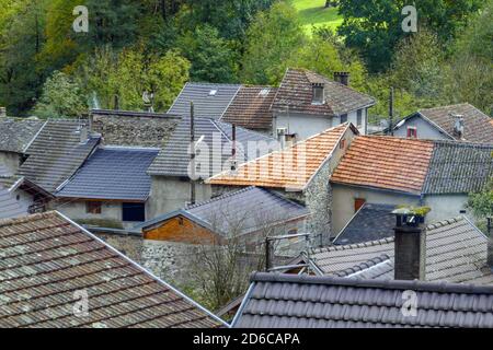 Tetti di tegole nel villaggio di Rabat les Tres Seigneurs, Ariege, Pirenei francesi, Francia, montagne dei Pirenei in autunno Foto Stock