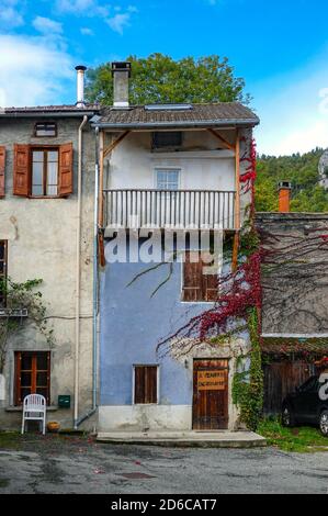 Alta sottile vecchia casa nel villaggio di Rabat les Tres Seigneurs, Ariege, Pirenei francesi, Francia, Pirenei montagne in autunno Foto Stock