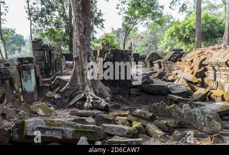 Artefakt archeologia Prasat Krahom Tempio indù a Koh Ker. Paesaggio archeologico di Koh Ker, Cambogia nord-occidentale. Muschio sulla pietra arenaria di mattoni Foto Stock