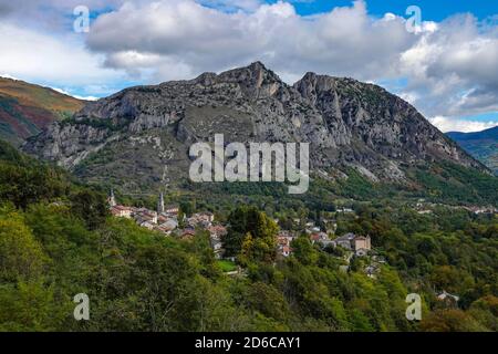 Il villaggio di Rabat les Tres Seigneurs, e il Roc de Sedour, Ariege, Pirenei francesi, Francia, Pirenei montagne in autunno Foto Stock