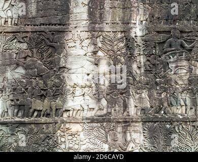 Antiche sculture d'arte Khmer bassorilievo sul muro nel tempio di Angkor Wat. Siem Reap città, Cambogia. Scene storiche della leggenda del bassorilievo Khmer. Foto Stock