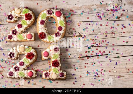 2021 torta decorata con fiori su sfondo di legno. Foto Stock