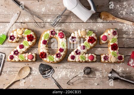 2021 torta decorata con fiori su sfondo di legno. Foto Stock