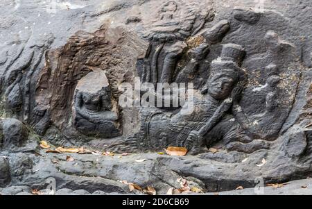 Vishnu si è reclinato su Kbal Spean. Siem Reap, Cambogia Kbal Spean questo letto di fiume cambogiano è coperto da antichi simboli di fertilità sia sopra che sotto la Th Foto Stock