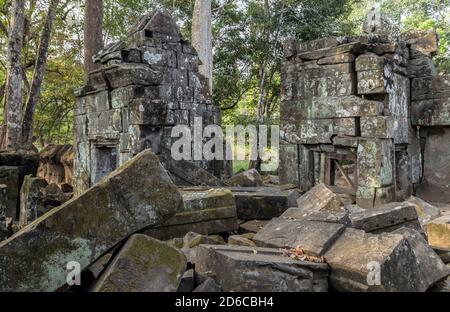 Artefakt archeologia Prasat Krahom Tempio indù a Koh Ker. Paesaggio archeologico di Koh Ker, Cambogia nord-occidentale. Muschio sulla pietra arenaria di mattoni Foto Stock